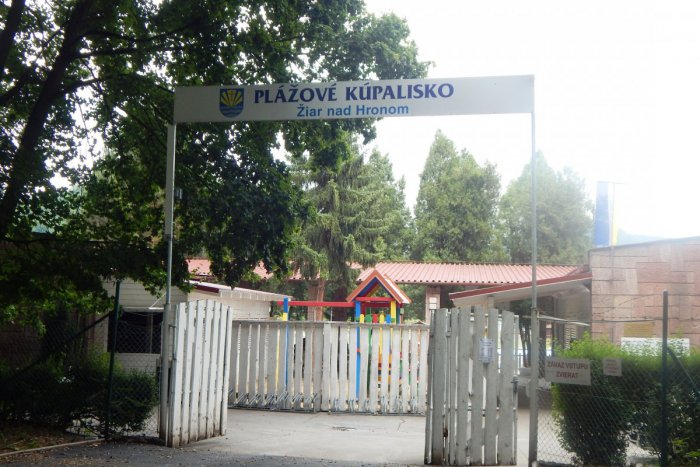 Ilustračný obrázok k článku Prvý deň sezóny na vynovenom žiarskom kupku OBRAZOM: Počasie štrajkovalo, nikde ani živej duše