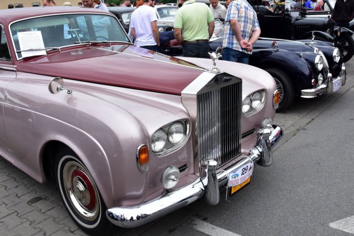 Ilustračný obrázok k článku Po Zemplíne sa premávali retro skvosty: Medzi nimi i ružový Rolls Royce, ktorý údajne vlastnil Elton John