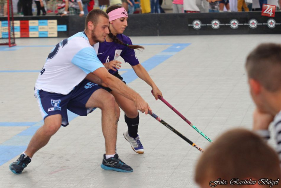 Ilustračný obrázok k článku Hokejisti trochu netradične: Sily si zmerali s florbalistami