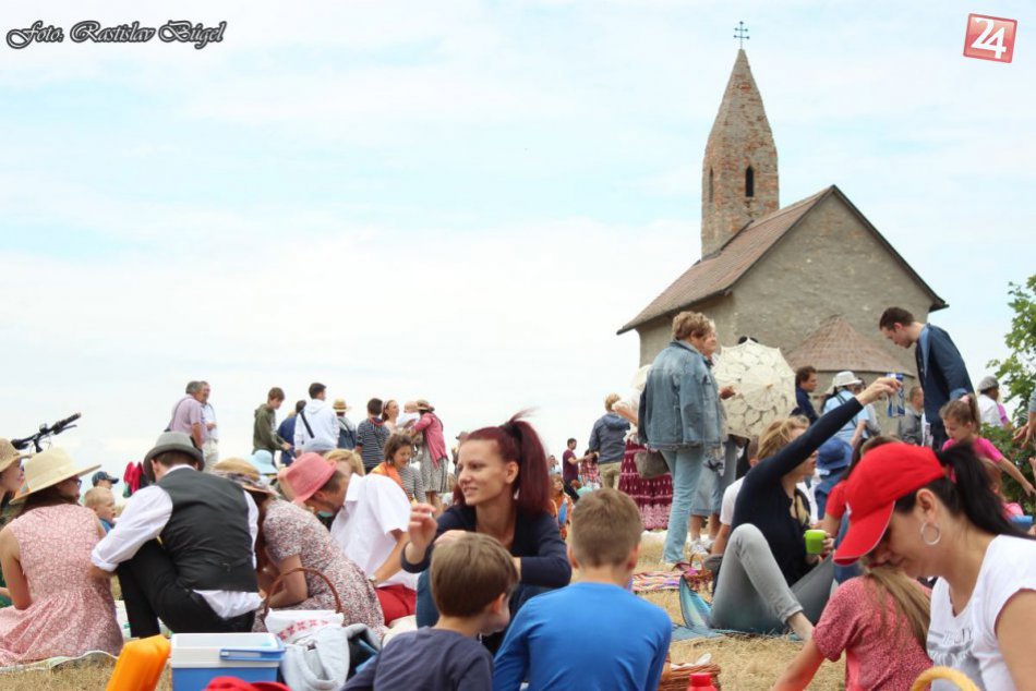 Ilustračný obrázok k článku Romantika pri dražovskom kostolíku: Stovky ľudí si vychutnali Raňajky v tráve