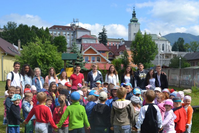Ilustračný obrázok k článku Hug Day prekonal magický rekord: Pozrite, koľko objatí bolo rozdaných v uliciach Ružomberka
