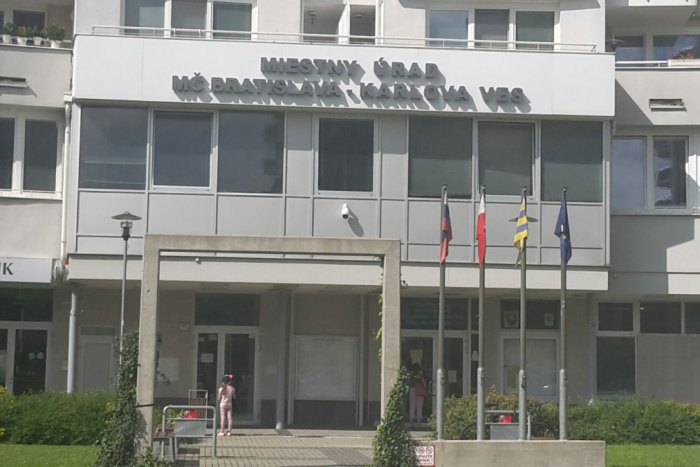 Ilustračný obrázok k článku Exstarostka Karlovej Vsi si z miestneho úradu údajne spravila svoju firmu