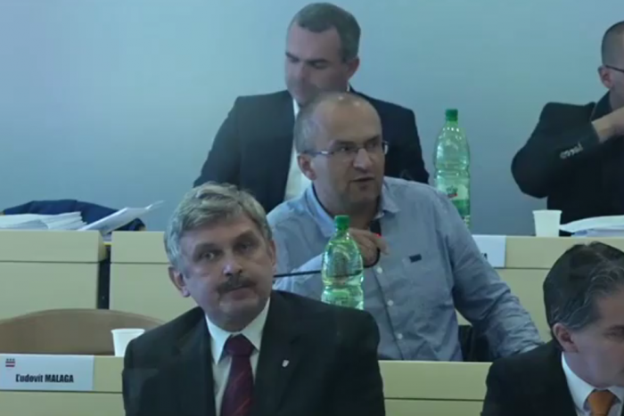 Ilustračný obrázok k článku Poslanec Lipka počas rokovania zastupiteľstva: Nešetril kritikou na desaťročia pôsobiacich kolegov!