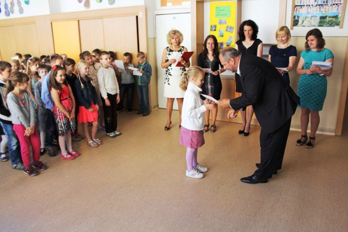 Ilustračný obrázok k článku Primátor Choma odovzdával vysvedčenie prváčikom: Na ZŠ Karpatská ukončil školský rok