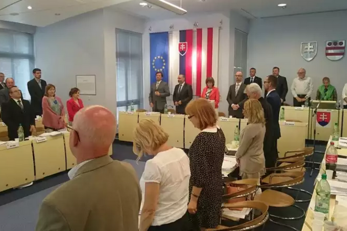 Ilustračný obrázok k článku Rokovanie na zastupiteľstve v Prešove primátorka mimoriadne prerušila: Všetkých zasiahla smutná správa!