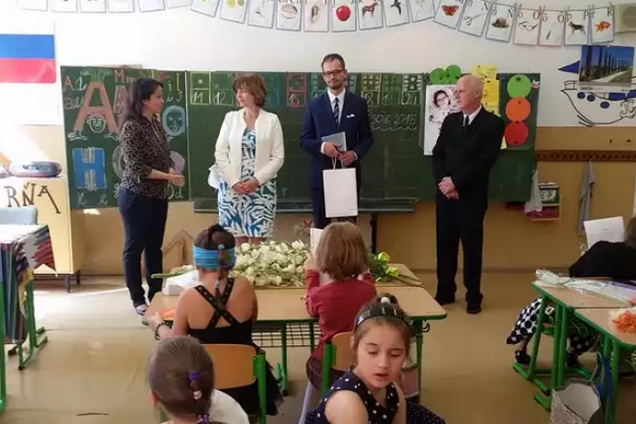 Ilustračný obrázok k článku Školáci sa dočkali prázdnin, ocenila ich aj primátorka: Koľko deviatakov a prvákov si prevzalo vysvedčenia?