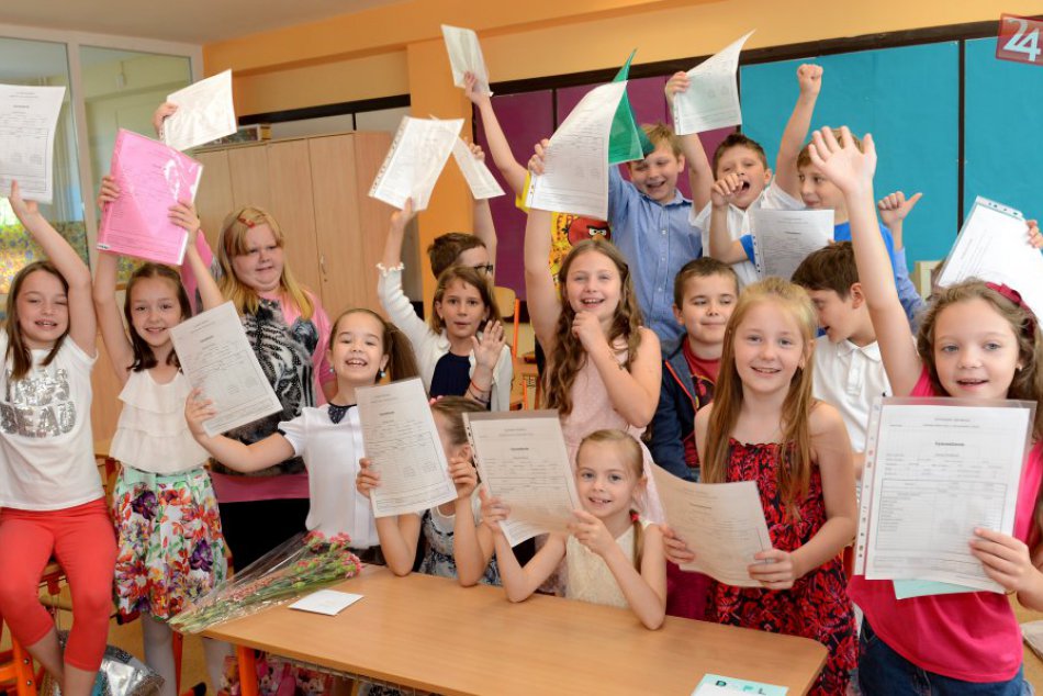 Ilustračný obrázok k článku Letné prázdniny sú tu: Takto si preberali vysvedčenia žiaci na košickej základke :) FOTO