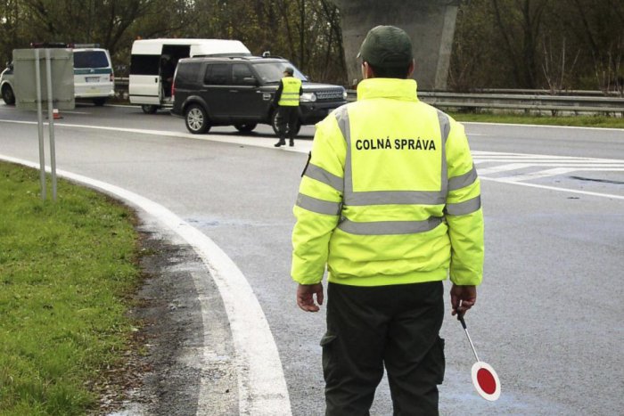 Ilustračný obrázok k článku Žilinskí colníci kontrolovali prepravné povolenia: Za prvý polrok rozdali pokuty za niekoľko tisíc