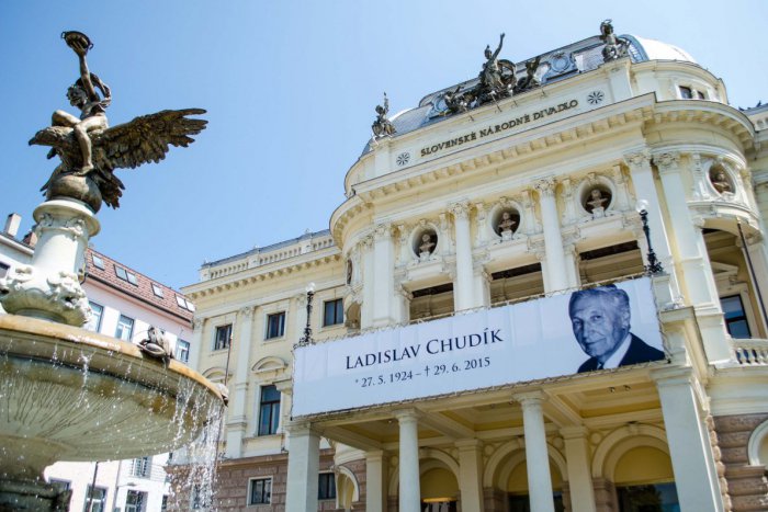 Ilustračný obrázok k článku V minulom roku nás navždy opustili viacerí vzácni ľudia. Pozrite sa, ktorí odišli do večnosti