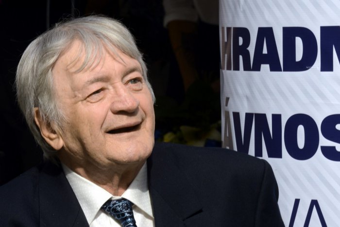 Ilustračný obrázok k článku Zomrel Ivan Palúch. Len nedávno odhalil pamätnú dlaždičku so svojím podpisom pred DPOH