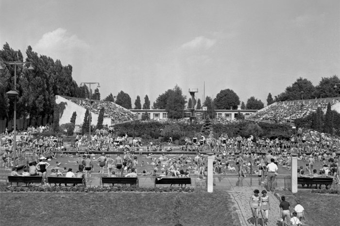 Ilustračný obrázok k článku OBRAZOM: Bratislavské kúpaliská voľakedy praskali vo švíkoch