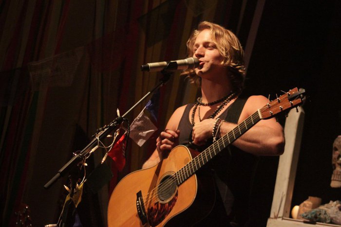 Ilustračný obrázok k článku Český spevák Tomáš Klus mieri do Bratislavy. Pozrite sa, kde a kedy sa s ním budete môcť budúci týždeň stretnúť