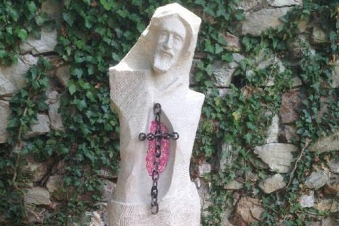 Ilustračný obrázok k článku Zoborský kláštor s novinkou: Pribudla tu socha svätého Svorada