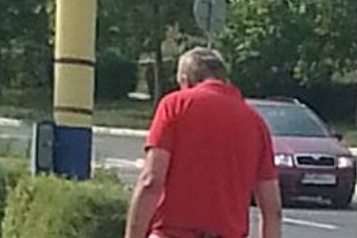 Ilustračný obrázok k článku Nová móda, alebo len príliš horúco? Košičan zaujal okoloidúcich svojím outfitom! FOTO vnútri