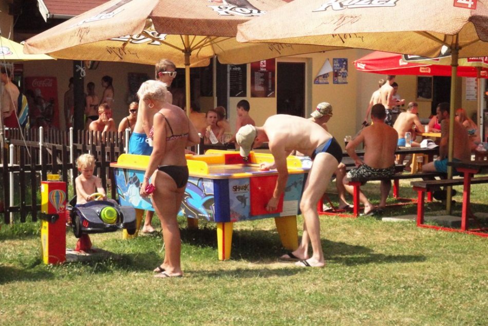 Ilustračný obrázok k článku Chcete skúsiť podnikanie na kúpalisku? Mesto ponúka do prenájmu jeden zo stánkov