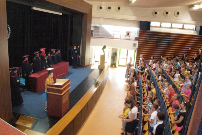 Ilustračný obrázok k článku Stovke žiakov sa ešte nechce oddychovať: Na KU-čke si robia Detskú univerzitu