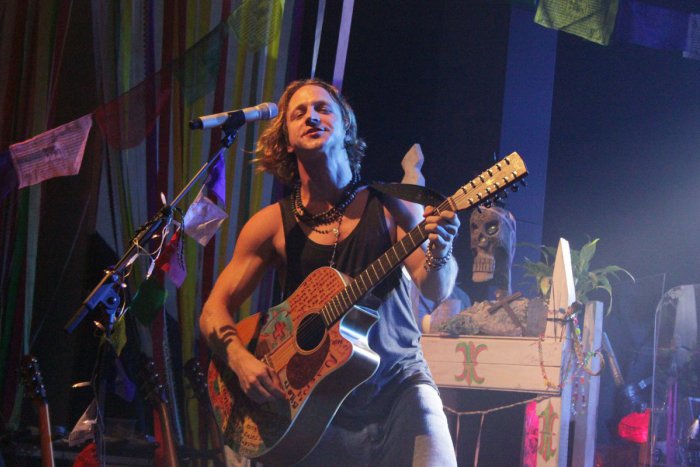 Ilustračný obrázok k článku ROZHOVOR: "Vraj nemôžem v piesňach kritizovať vojnu, lebo som taký mladý, že som ju nezažil," Tomáš Klus