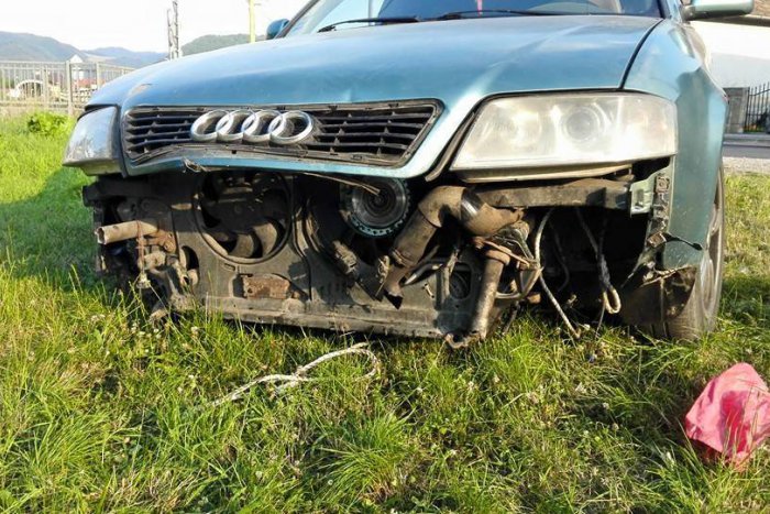 Ilustračný obrázok k článku Jazda vodiča audiny v našom okrese? Najskôr náraz do nákladiaku, potom do zastávky!