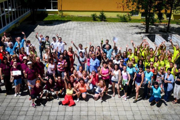 Ilustračný obrázok k článku Pozrite, ako sa dokážu blázniť pedagógovia: Učitelia v Revúcej hádzali lietajúce taniere do lavóra!