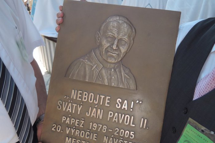 Ilustračný obrázok k článku Bývalý osobný tajomník pápeža požehnal tabuľu Jána Pavla II.: Inštalovaná bude na popradskej konkatedrále
