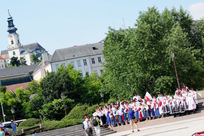 Ilustračný obrázok k článku Folklór, kroje a dobrá zábava: Takto vyzerala nedeľa na námestí