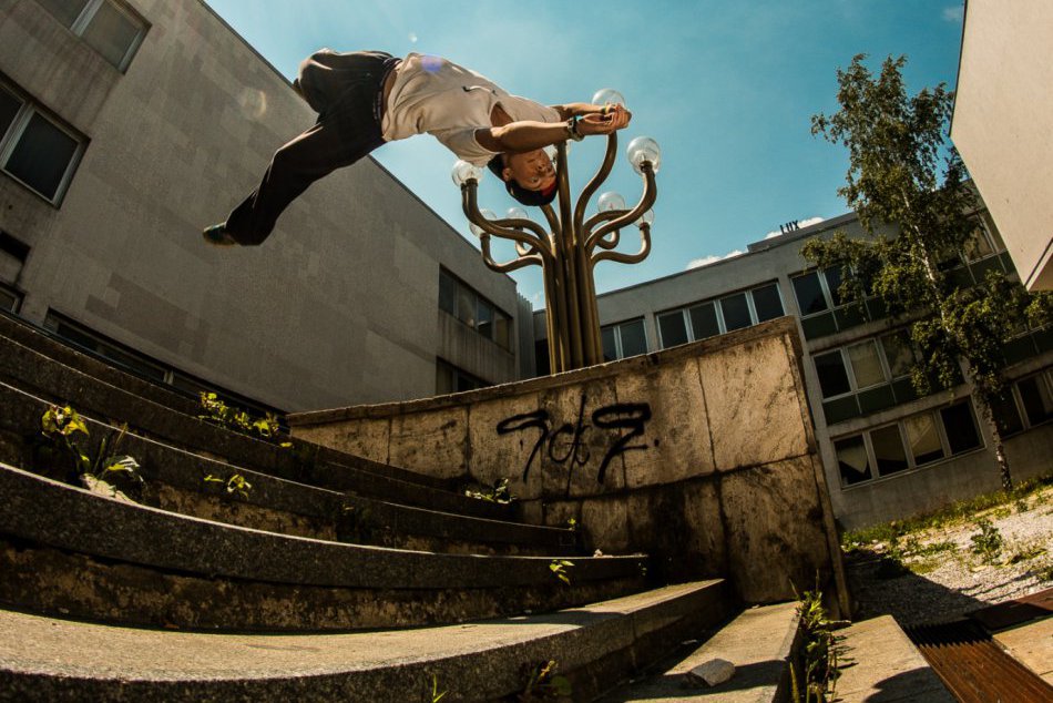 Ilustračný obrázok k článku Parkouristi v Bystrici predviedli fantastické kúsky: Dvojité saltá aj stojky na jednej ruke!