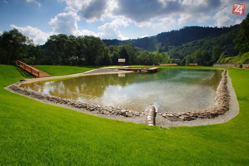 Ilustračný obrázok k článku Atrakcia, ktorá v horúčavách zaručene poteší: Pár km od Popradu otvorili prvé biokúpalisko na Spiši!