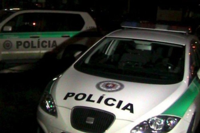 Ilustračný obrázok k článku Naháňačka ako z filmu: Hliadky prenasledovali podozrivé auto, dostali defekty na ježkoch!