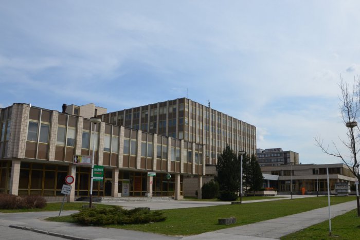 Ilustračný obrázok k článku Pozemok pod benzínku sa nepredával. Štátni úradníci sa presťahujú na Bystrickú cestu!