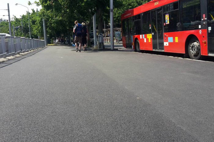 Ilustračný obrázok k článku Priestor pred Hlavnou stanicou už zdobí opravený chodník, ale aj nanovo natreté zábradlia