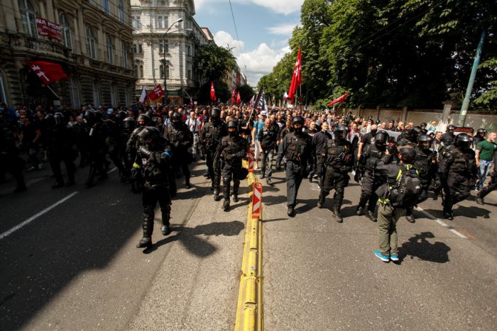 Ilustračný obrázok k článku Policajti kvôli sobotňajšej demonštrácia na námestí Žilinčanom: Ostaňte radšej doma, ak nemusíte do centra