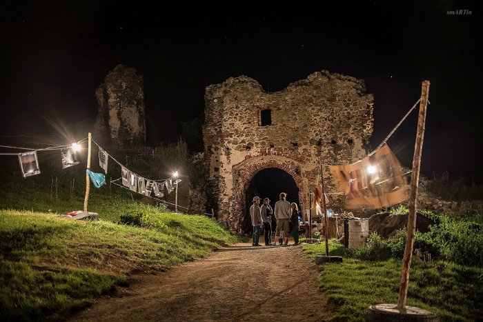 Ilustračný obrázok k článku Filmová noc na Šarišskom Hrade opäť láka: Ponúkne doteraz svoj najväčší program!