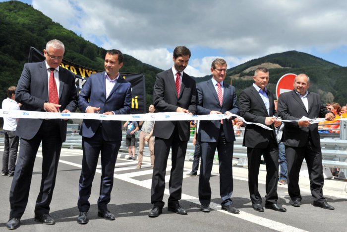 Ilustračný obrázok k článku Nový úsek D1 za 130 milónov: FOTO z otvorenia, kto všetko strihal pásku?
