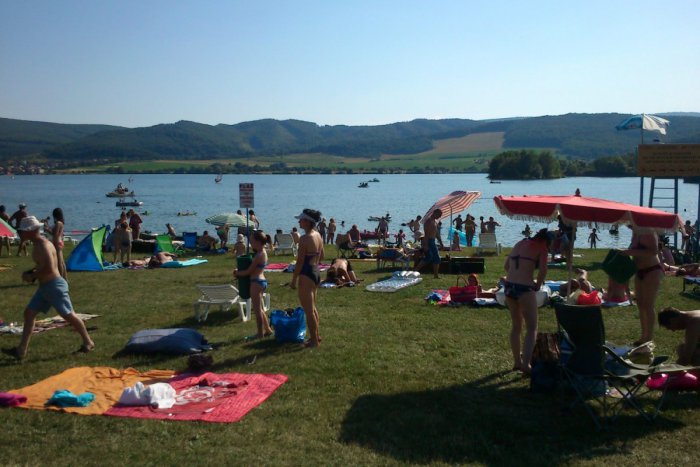 Ilustračný obrázok k článku Extrémne horúci týždeň lámal nielen teplotné rekordy: Kúpaliská v Lučenci a okolí praskali vo švíkoch