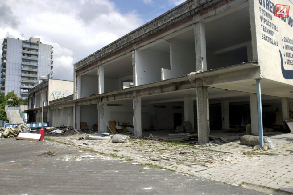 Ilustračný obrázok k článku Pamätáte sa ešte? Pred 11 rokmi začala výstavba Centro Nitra demontážou obchodného domu Remek
