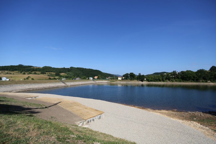 Ilustračný obrázok k článku Vynovený tajch láka modernou plážou: Veľké Kolpašské na nepoznanie! FOTO