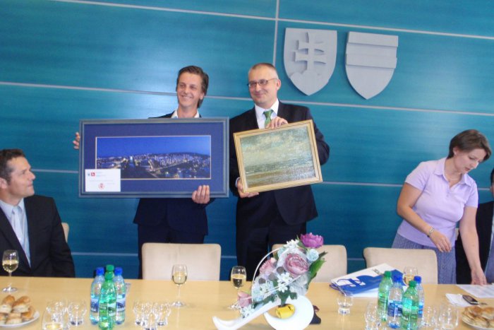 Ilustračný obrázok k článku Hlohovec privítal hostí z De Panne: Stihli prehliadku zámku, fabriky aj posedenie pri pivku