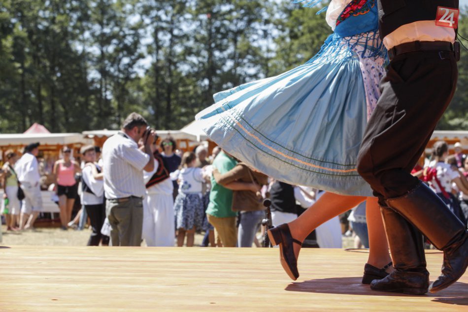 Ilustračný obrázok k článku Pokus o slovenský rekord či lety vrtuľníkom. Pri Bystrici zažijeme deň plný tradícií