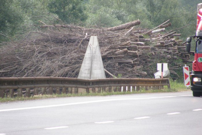 Ilustračný obrázok k článku Víta nás od 70-tych rokov, teraz ustupuje obchvatu: Monument pri vstupe do mesta chcú zachrániť