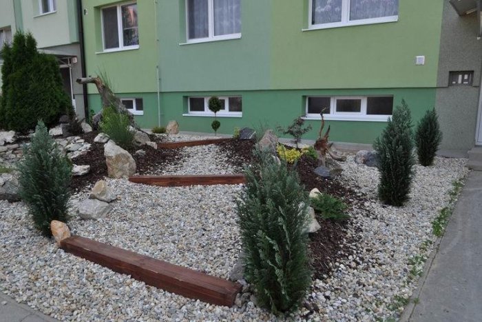 Ilustračný obrázok k článku Obyvatelia to vzali do vlastných rúk: Na Kyjevskej ulici vybudovali okrasnú záhradku + FOTO!