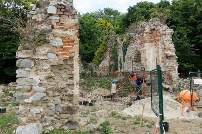 Ilustračný obrázok k článku Reštaurátori sa činia: Začali fixáciu omietok na ruinách Kostola svätého Jozefa