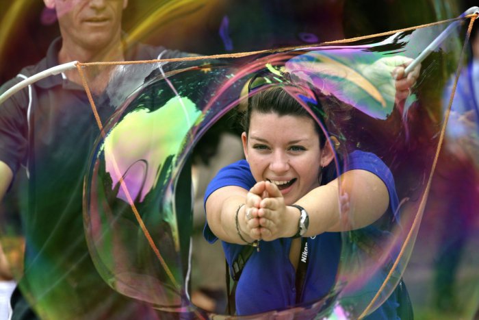 Ilustračný obrázok k článku Nápad, ktorý nemá chybu a spríjemní dianie v našich uliciach: Zvolenčanom nad hlavy vzlietne množstvo bublín