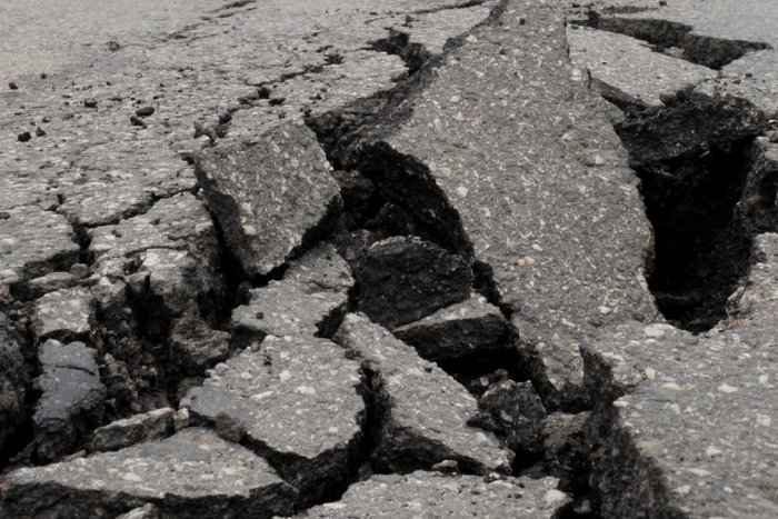 Ilustračný obrázok k článku Konečne cesty BEZ dier? Mesto začalo s opravami výtlkov studenou asfaltovou zmesou