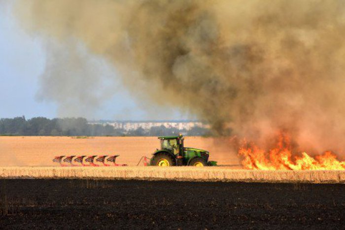 Ilustračný obrázok k článku Počas víkendu zasahovali hasiči: Horelo pole i senník