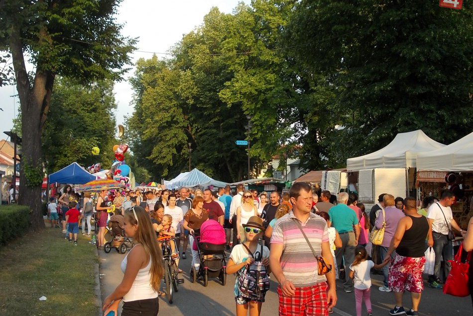 Ilustračný obrázok k článku Súťaž v pílení dreva, lety vrtuľníkom aj dávka folklóru... Neďaleko Bystrice oslávia výročie oslobodenia vo veľkom