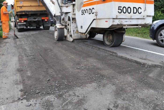 Ilustračný obrázok k článku TIETO cesty v kraji dostanú bezpečnejší a kvalitnejší povrch: Na vozovky položia mikrokoberce