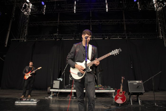 Ilustračný obrázok k článku Michalovčan spieva o ženách, ktoré prehliadame: Kristián Dufinec so svojou kapelou Iconito chcú zmenu