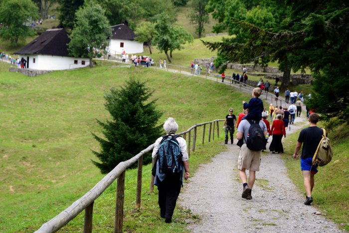 Ilustračný obrázok k článku Tisíce návštevníkov, Kazík aj súťaže. V Kališti si uctia obete fašizmu