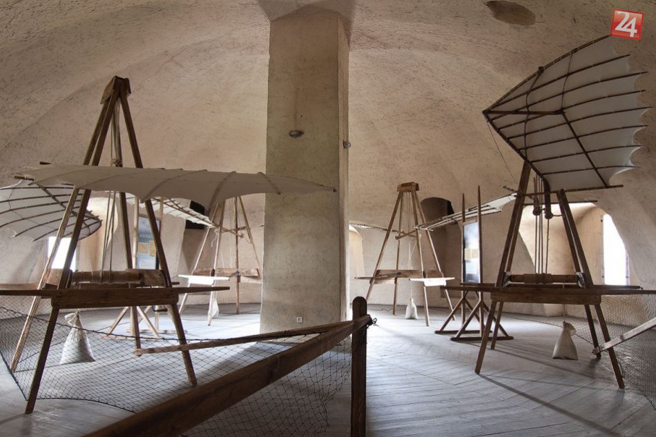 Ilustračný obrázok k článku Na Hrade sú vystavené Da Vinciho lietajúce stroje: Vyskúšajte si ich na vlastnej koži