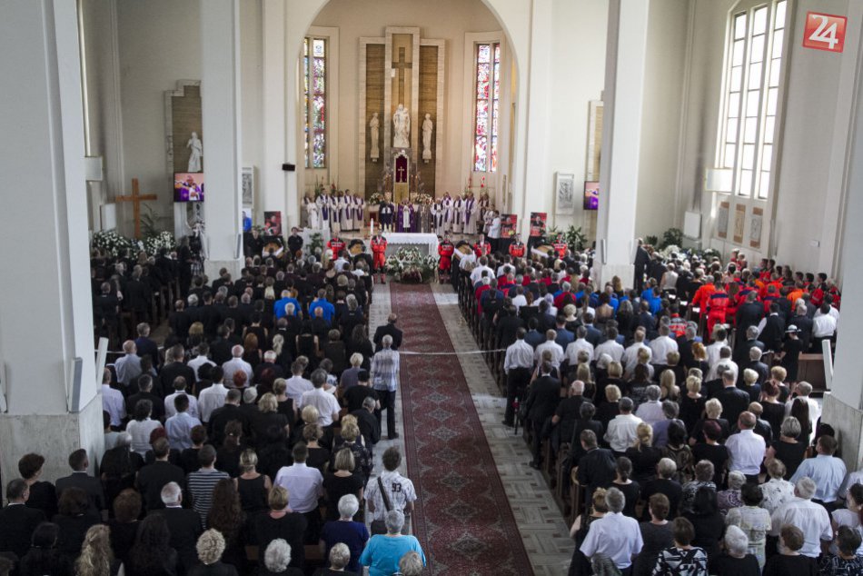 Ilustračný obrázok k článku Posledné zbohom hrdinom: So záchranármi sa prišli rozlúčiť stovky ľudí FOTO+VIDEO